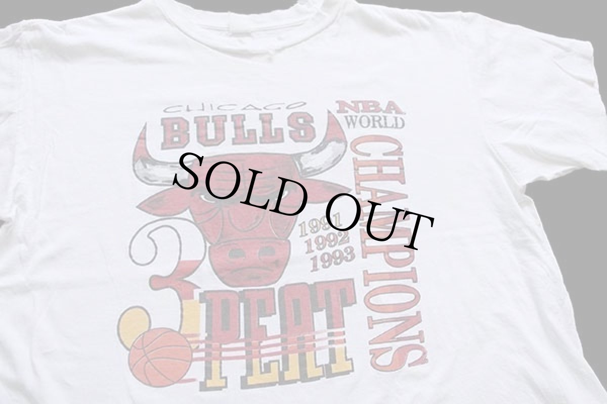 画像1: 90s NBA CHICAGO BULLS シカゴ ブルズ 3PEAT コットンTシャツ 白 M (1)