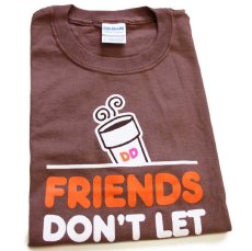 画像1: 未使用★Dunkin' Donuts ダンキンドーナツ FRIENDS DON'T LET FRIENDS DRINK STARBUCKS コットンTシャツ 茶 S (1)