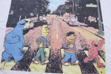 画像5: 00s SESAME STREETセサミストリート The Beatlesビートルズ Abbey Road パロディ コットンTシャツ 白 XL (5)