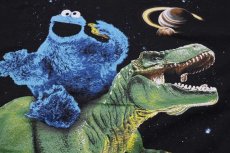 画像4: SESAME STREETセサミストリート クッキーモンスター ティラノサウルス 恐竜 宇宙 コットンTシャツ 黒 L (4)