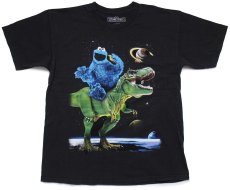 画像2: SESAME STREETセサミストリート クッキーモンスター ティラノサウルス 恐竜 宇宙 コットンTシャツ 黒 L (2)