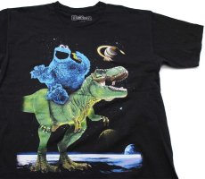 画像1: SESAME STREETセサミストリート クッキーモンスター ティラノサウルス 恐竜 宇宙 コットンTシャツ 黒 L (1)