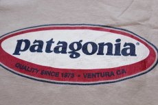 画像4: 90s USA製 patagoniaパタゴニア Beneficial T's オーバルロゴ オーガニックコットンTシャツ グレーベージュ S (4)