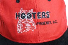 画像5: 90s HOOTERS PHOENIX,AZ. ロゴ刺繍 ツートン 切り替え コットン×スエードレザー キャップ 赤×黒 (5)